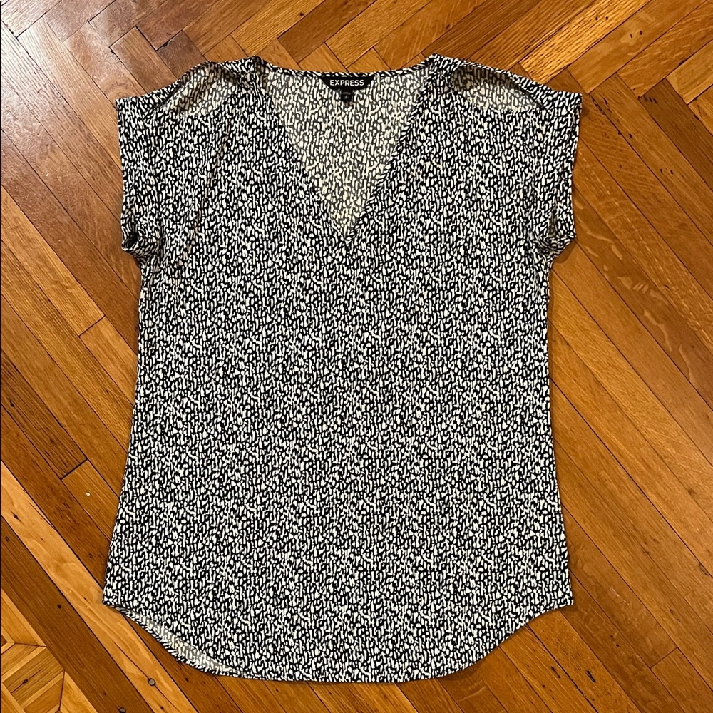 Black and White Patterned Express Top